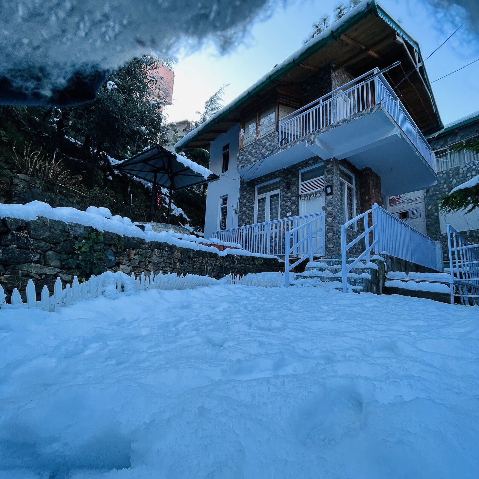 Cottage Winterfell seen from the garden path